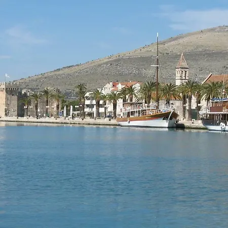 Eliva Διαμέρισμα Τρογκίρ